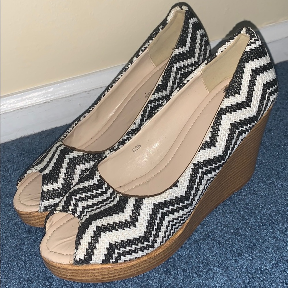 Women’s Open Toe Wedge/Heeled Shoe size 9